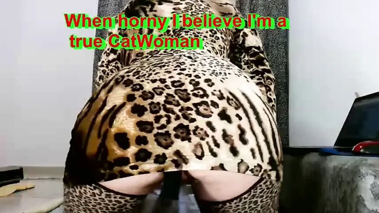 Catwoman fucking her ass as a wild cat in heat