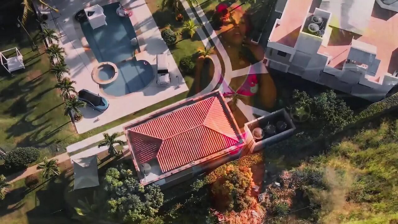 Brunette fulfills dream of having blonde suck her pussy