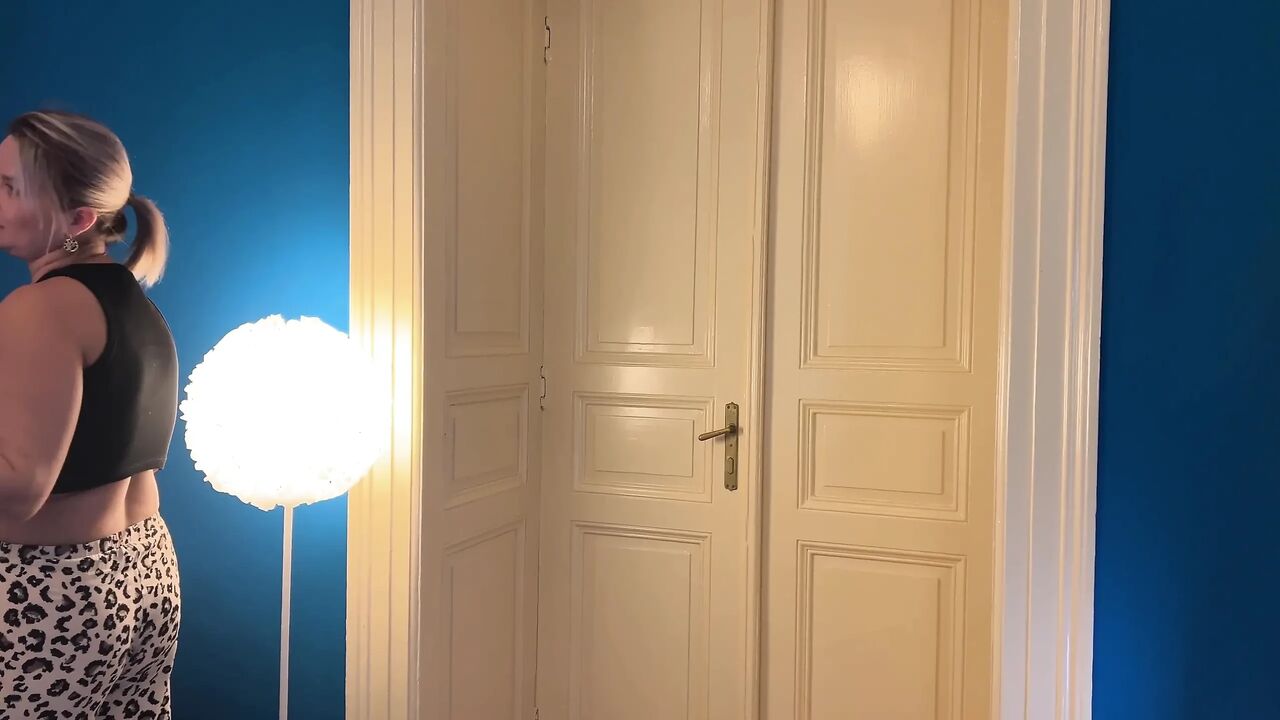 Pizza Delivery Man Gets Lucky with Horny MILF Fucking Him as a Tip