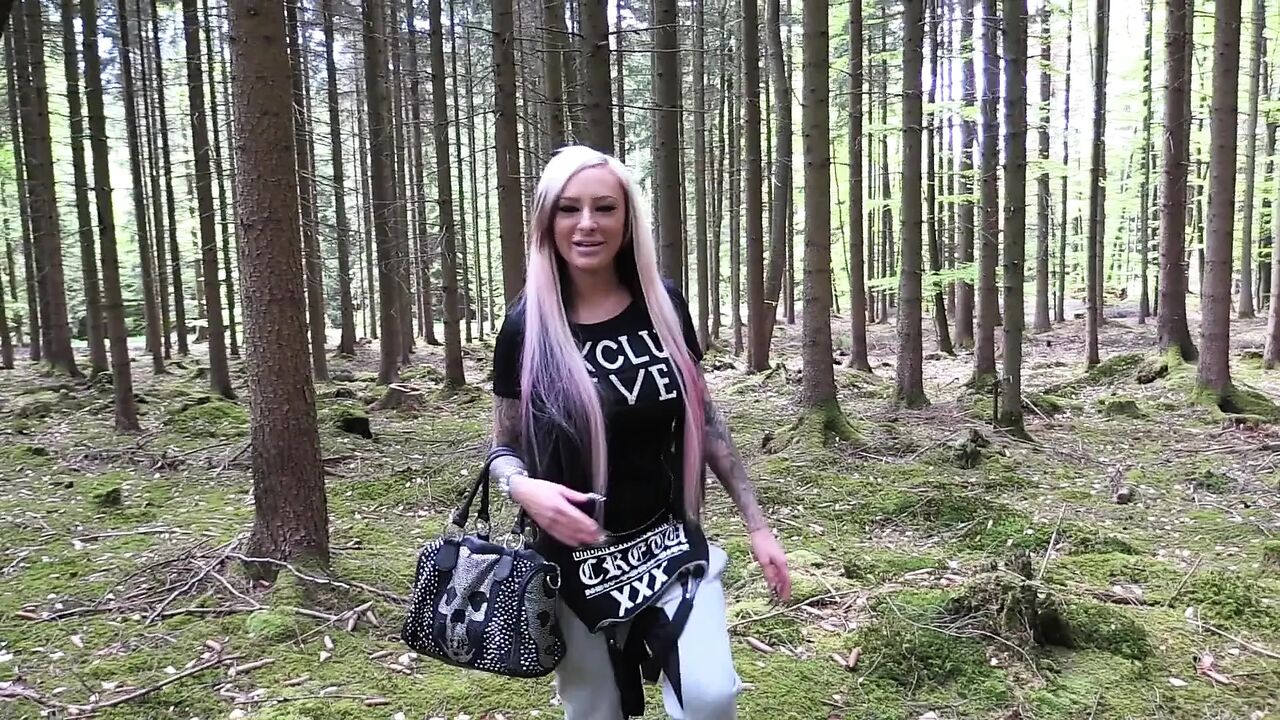 Mila Milaoutdoorgefickt