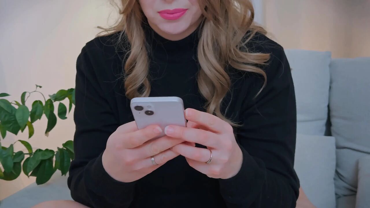 Hot MILF Texts Her Neighbor. Naughty Texts Lead to Orgasm.