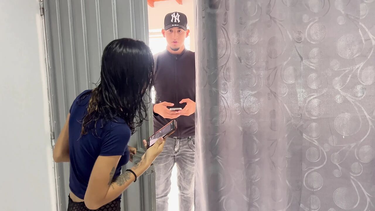 Latina girl seduces virgin delivery man and begs him to fuck her hard in the ass and make her squirt around.