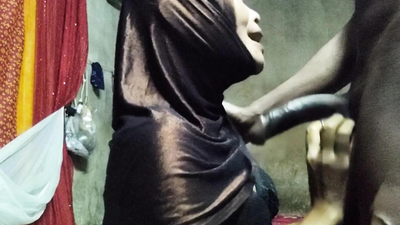 meree padosi bhabhi Laura ka pani khane ke liye betaab hai, vah aakhiree boond tak choosatee hai.
