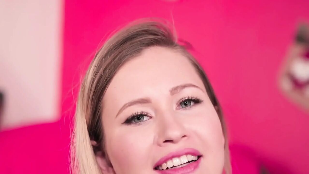 A Sexy Angel Descended From Heaven and Showed Her Breasts