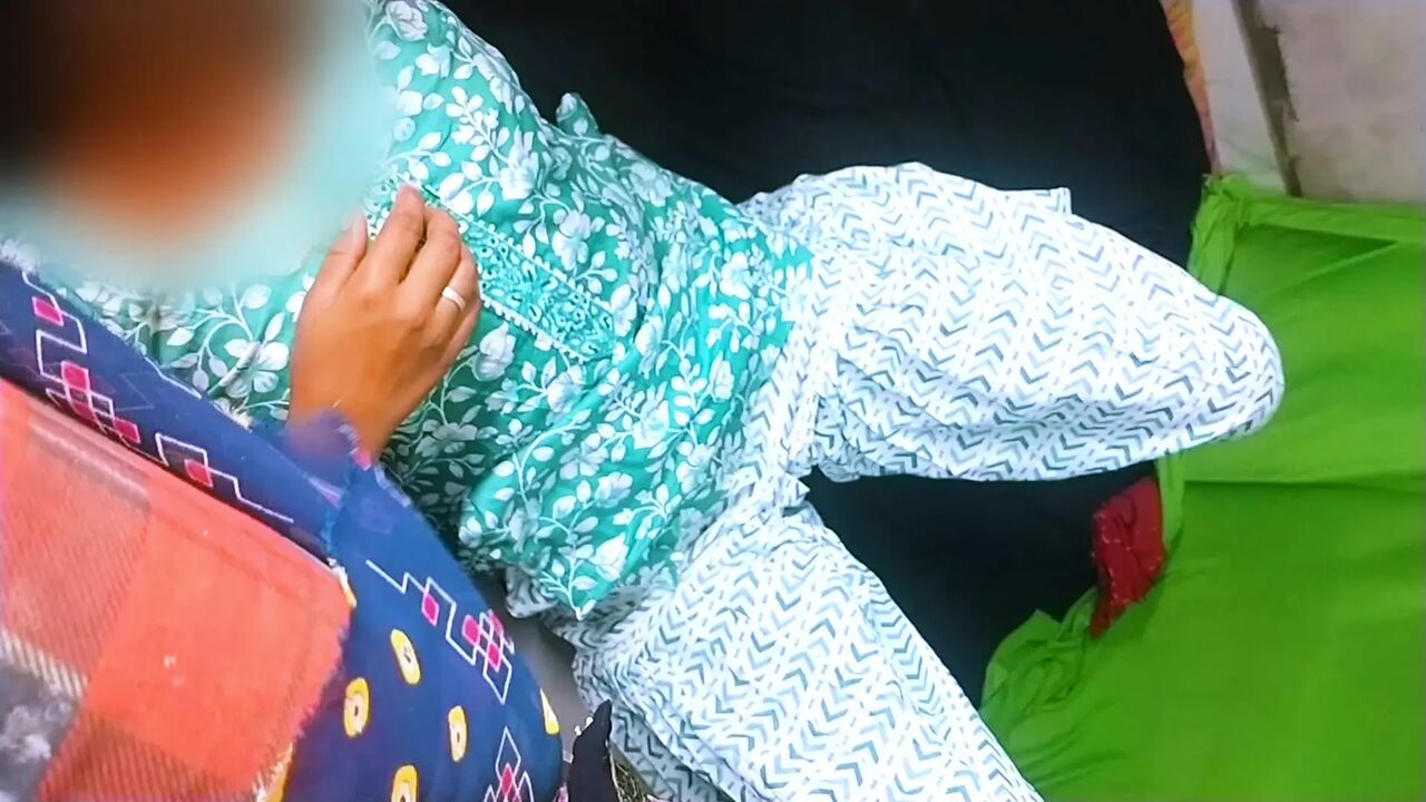 Desi Village Hot girlfriend First Night Sex MMS, Newly married Beautiful couple Honeymoon Sex