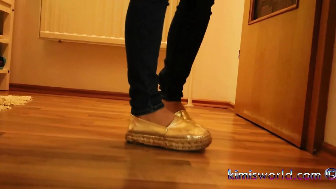 Dangling Temptation - Espadrilles & Wooden Sandals Footplay