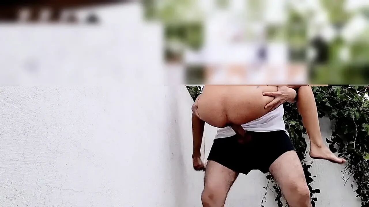 Too small is found in the park by a big man to fuck her in silence