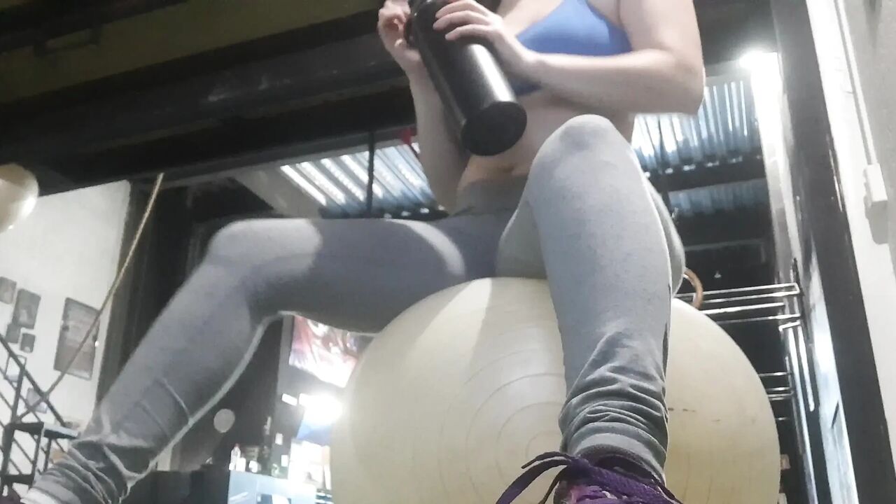 Horny Girl Squirt Naked at the Gym