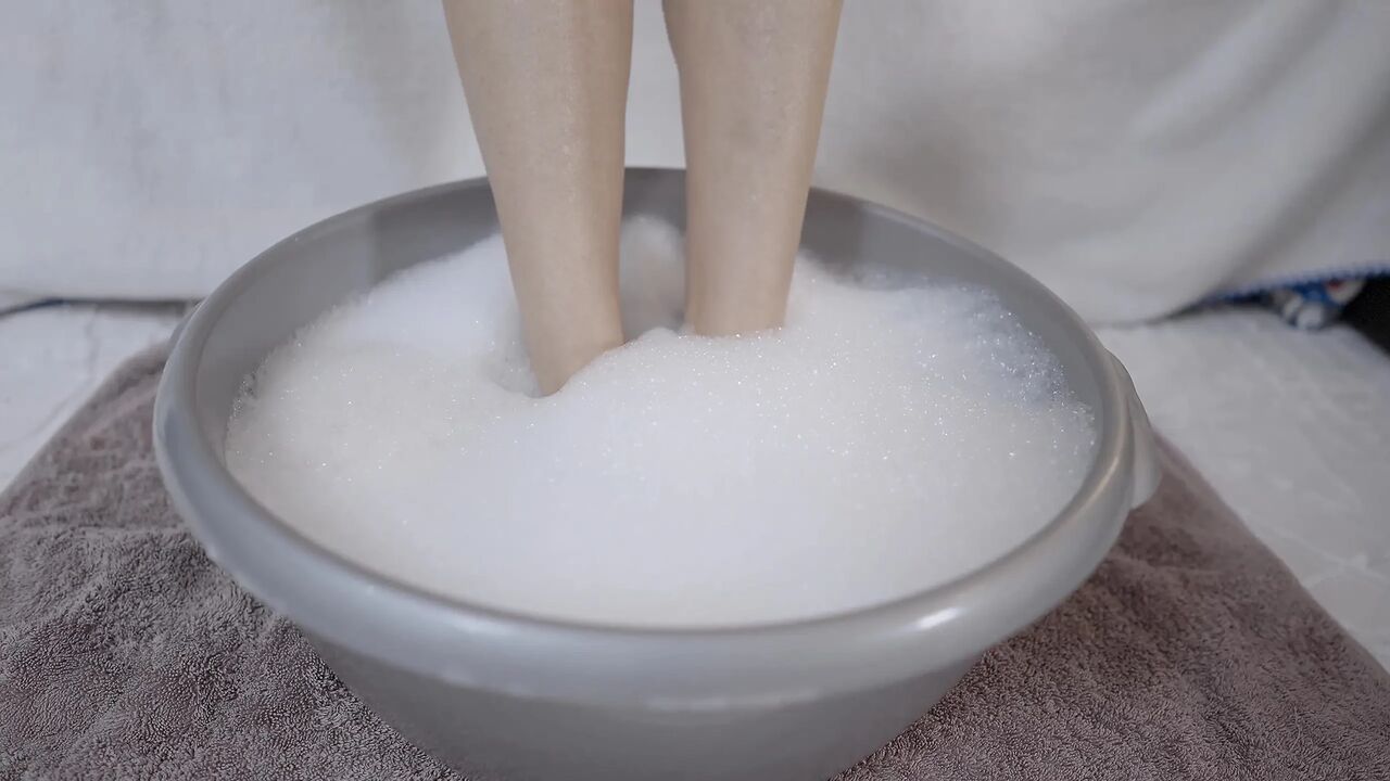 Jasmin takes a footbath - hot to see