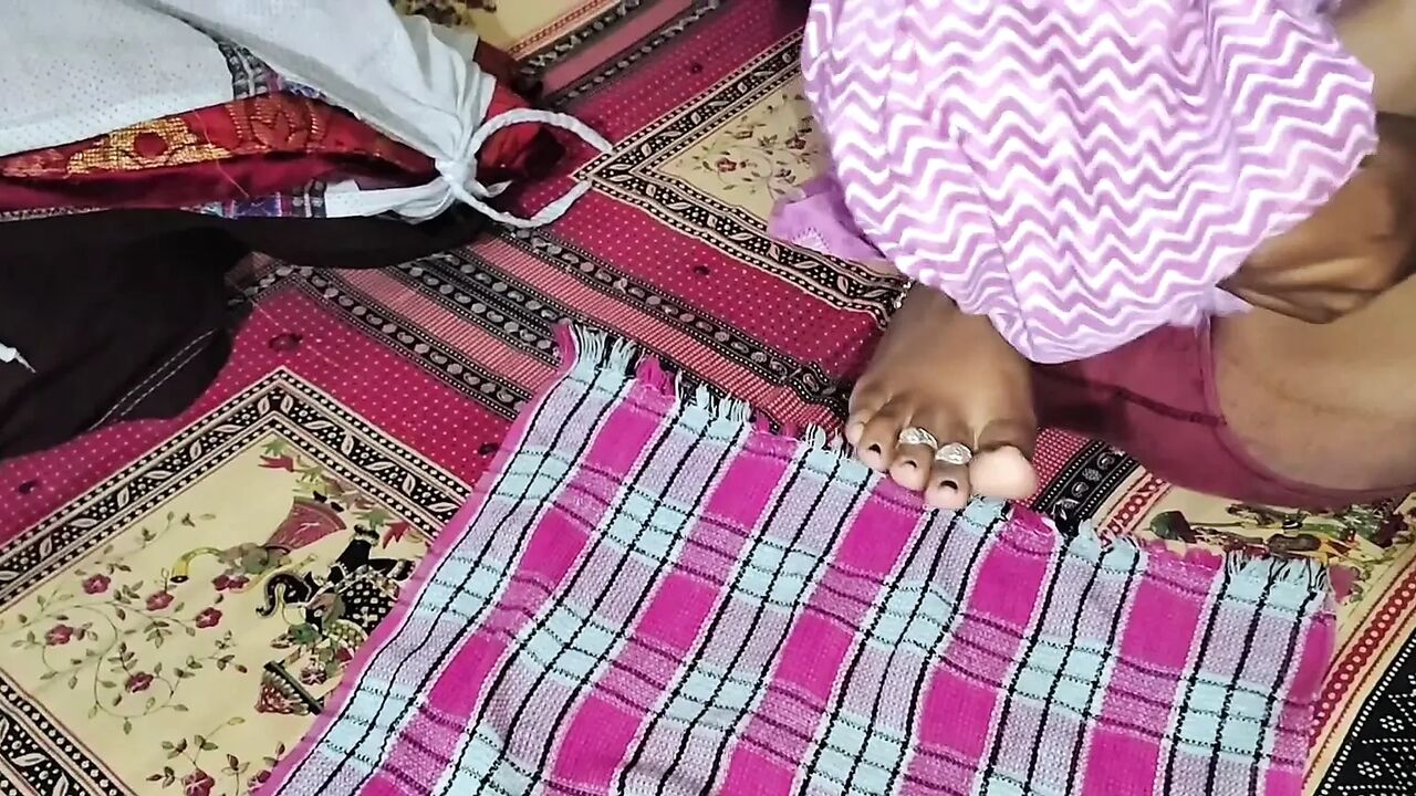 Desi bhabhi ki choot ke bal saaf kiye