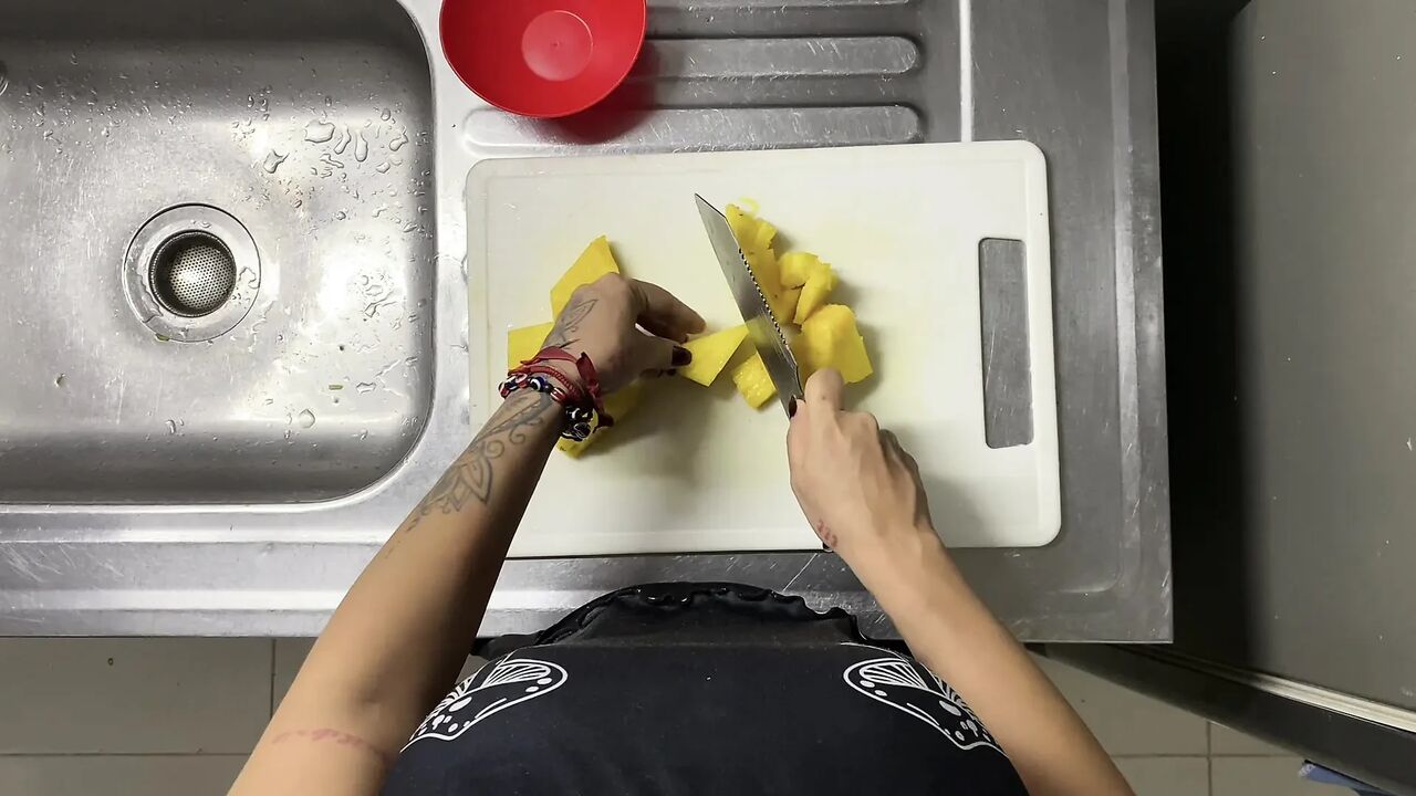 CURIOUS STEPMOTHER GIVES ME PINEAPPLE SO I CAN TASTE MY MILK LATER! - PORN IN SPANISH