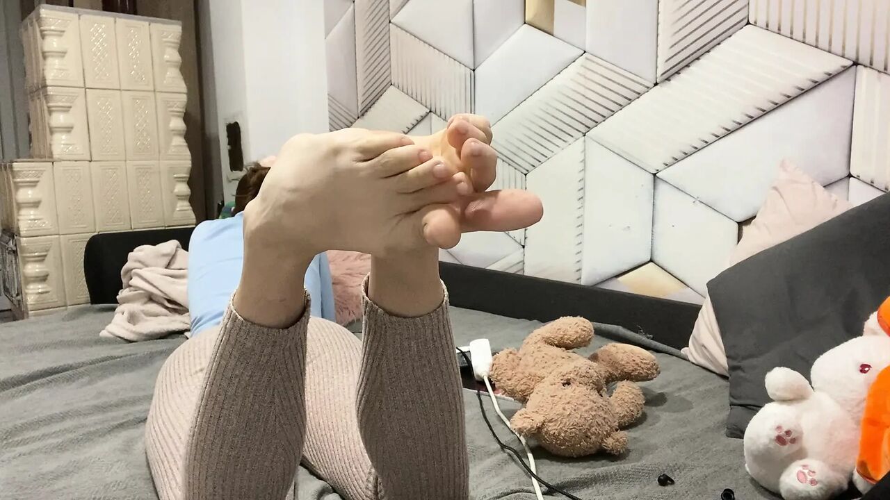 Touch yourself while my FEET ignore you