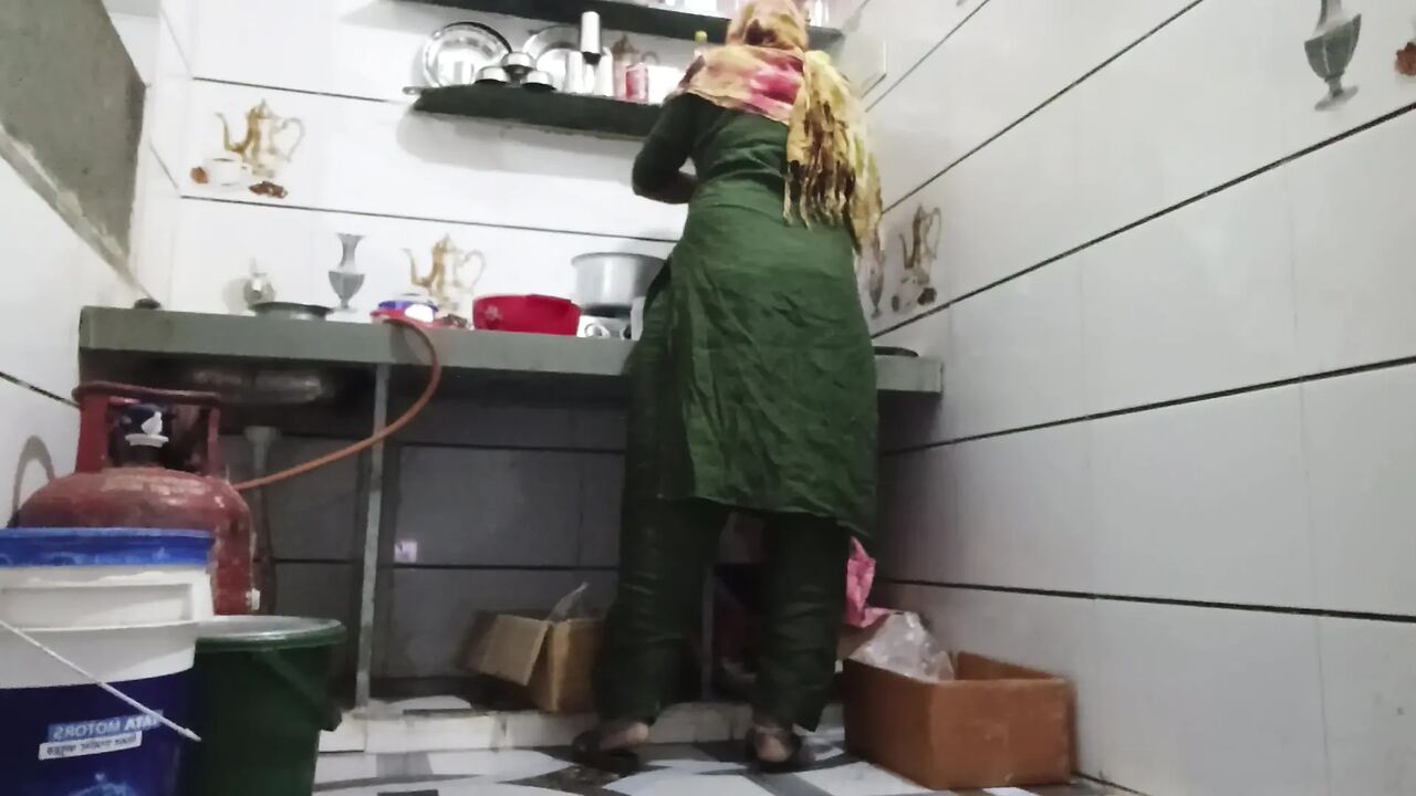 Bihar ki bhabhi pilwati hai