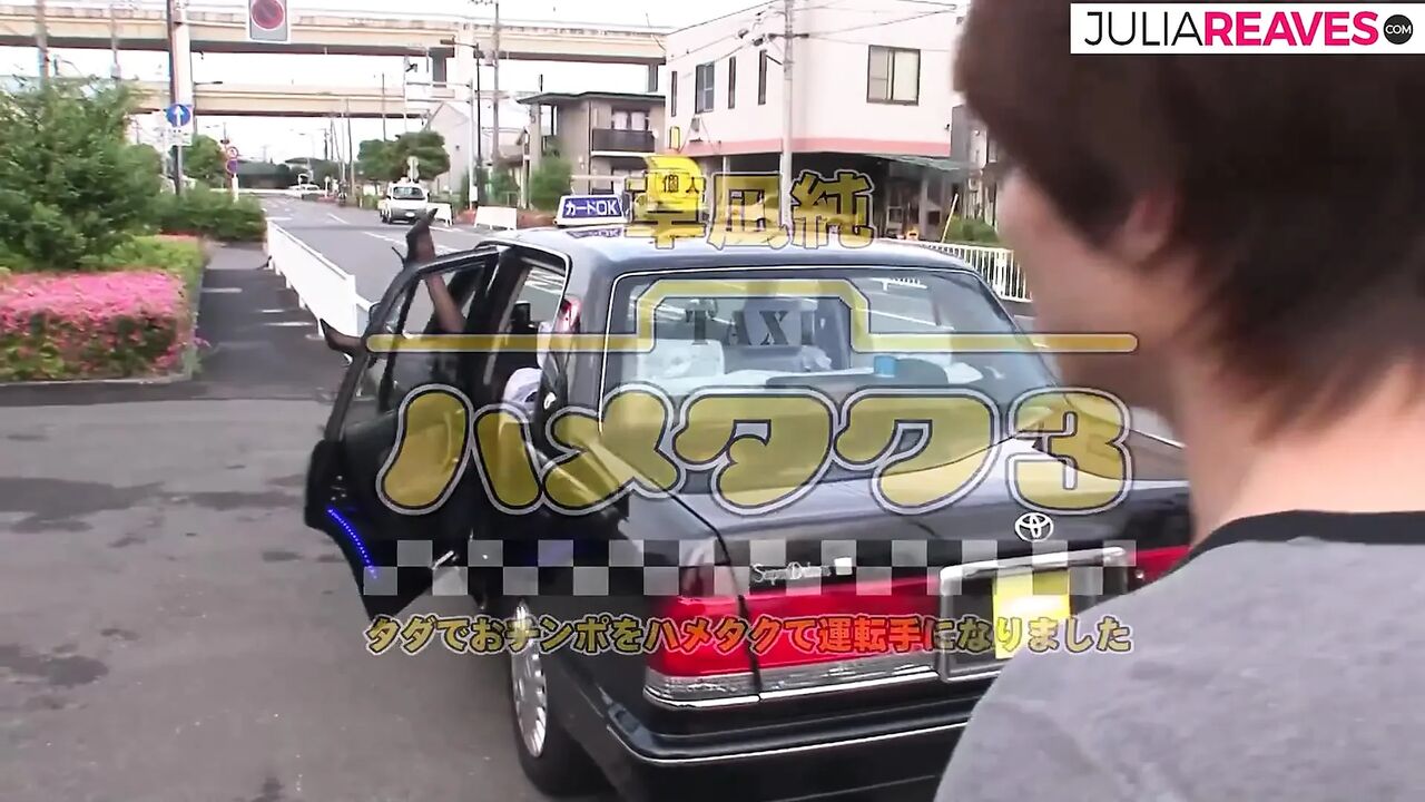 Sex in the car with the pretty Asian girl it wobbles