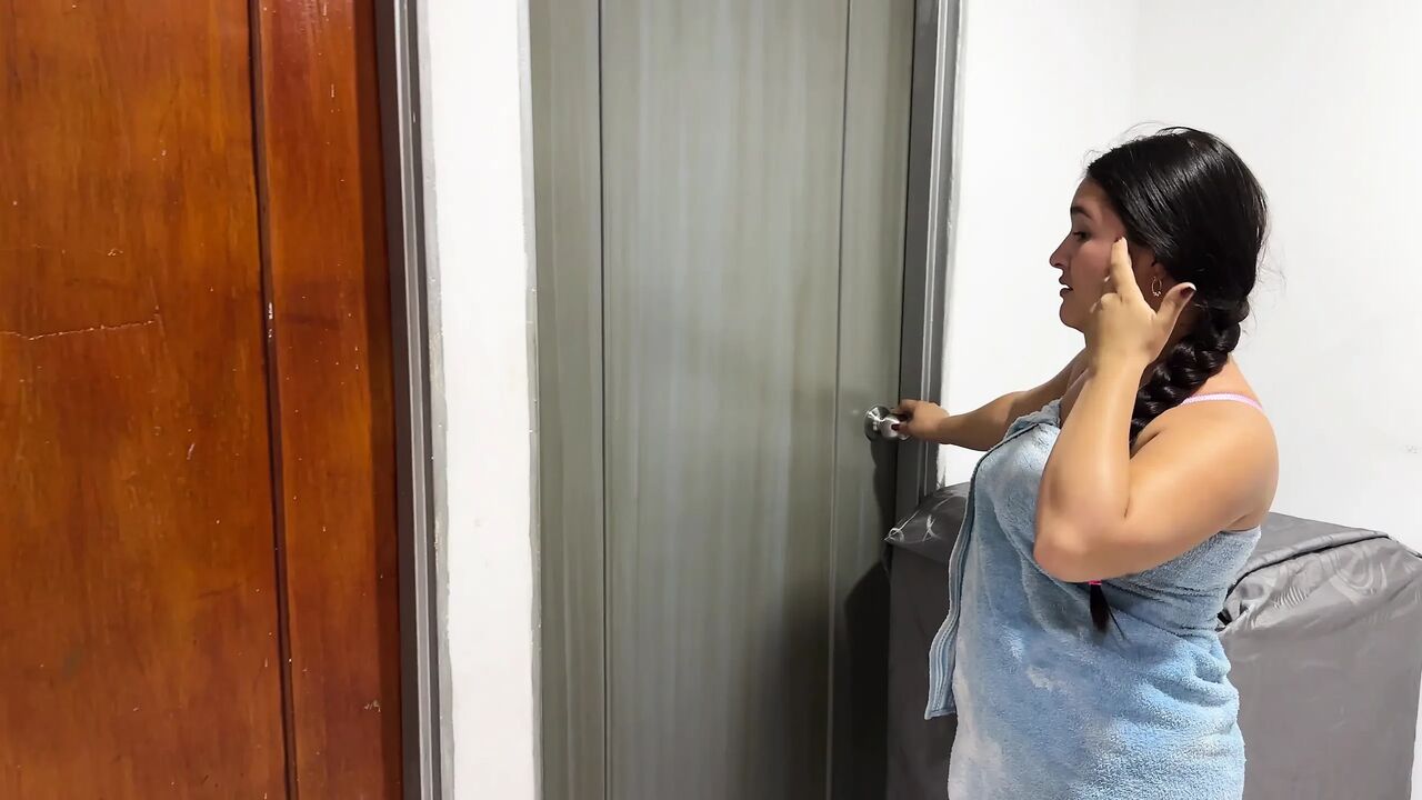 I mistake my horny stepsister for my girlfriend, I end up putting my huge cock into my stepsister's horny
