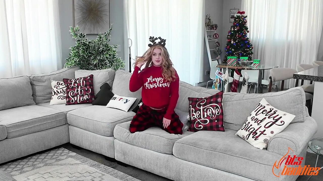 Quiet Hot Blonde Gets a Festive Fuck Bts - Penelope Snaps