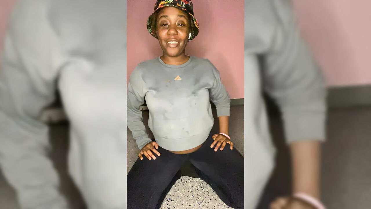 Alliyah Alexia’s Pussy Farts ..