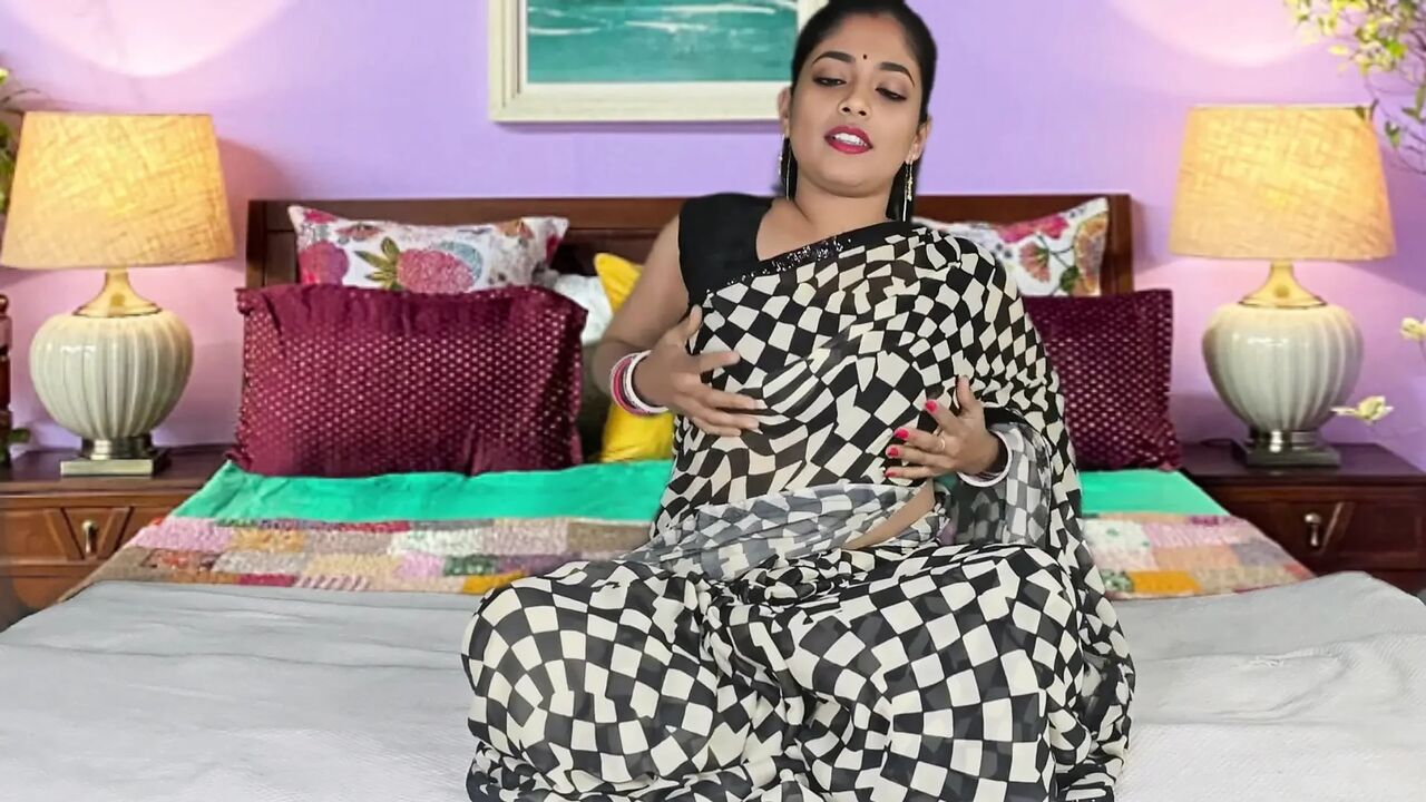 New Married Bhabhi Beatifull Saree Look Fucking New Style Viral Video Hindi Audio