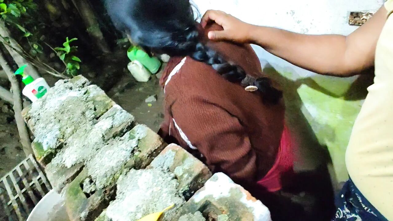 Mere bade bhai ke bibi ne muze muth marte huaa dekh liya, me bahot Josh me tha mene bhabhi ji ke samne muth mar- daver bhabhi boobs suking .