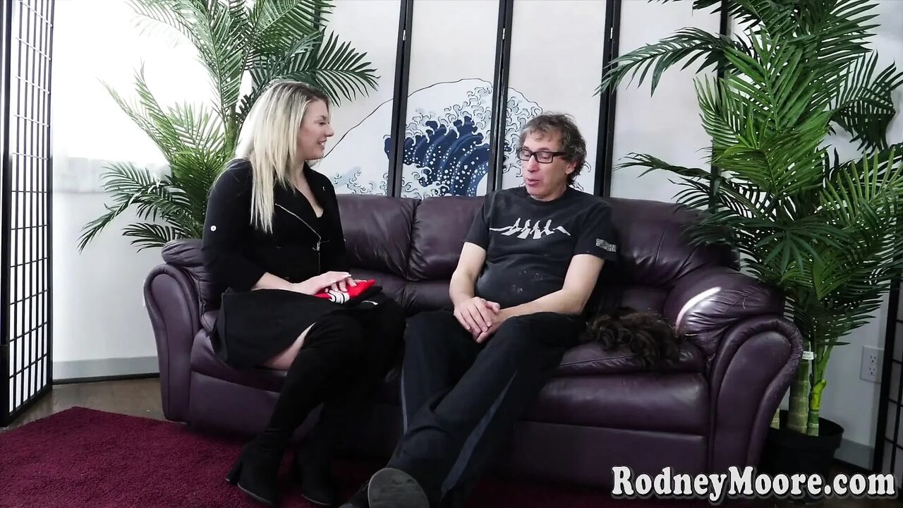 Kinky twerker eats ass and fucks good