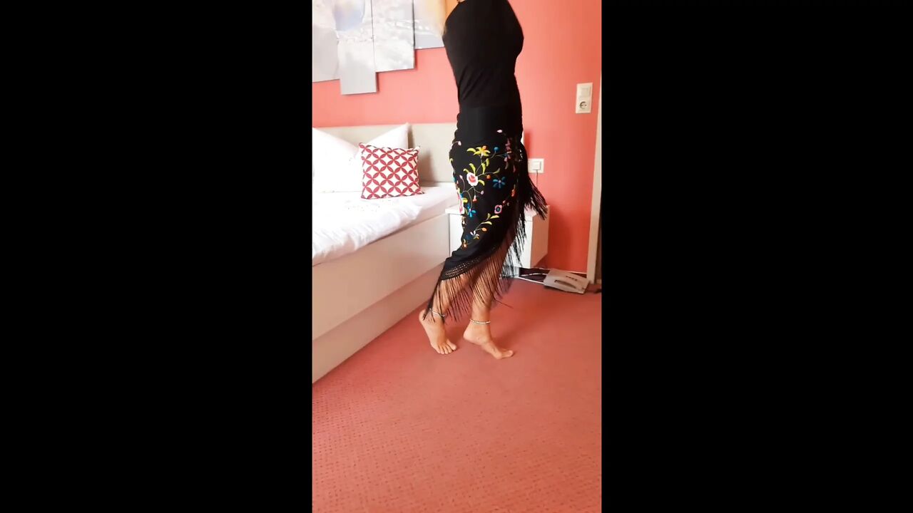 Selena's posing and sex after barefoot walking