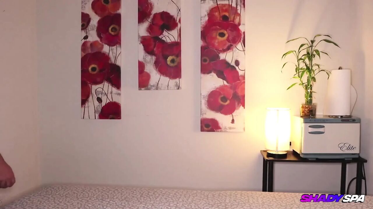 Callie's Reflexology Rub Ends in Cum Explosion