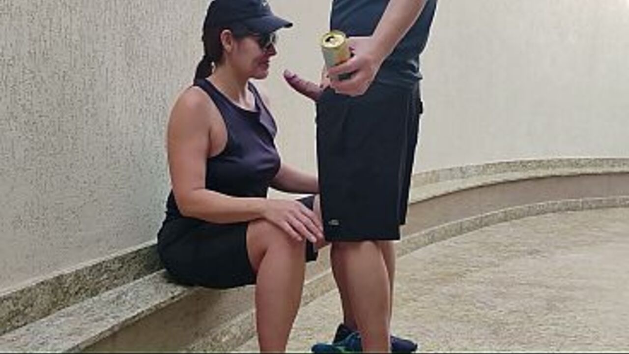 Lesbian paying for a blowjob, giving her pussy without any desire at all.