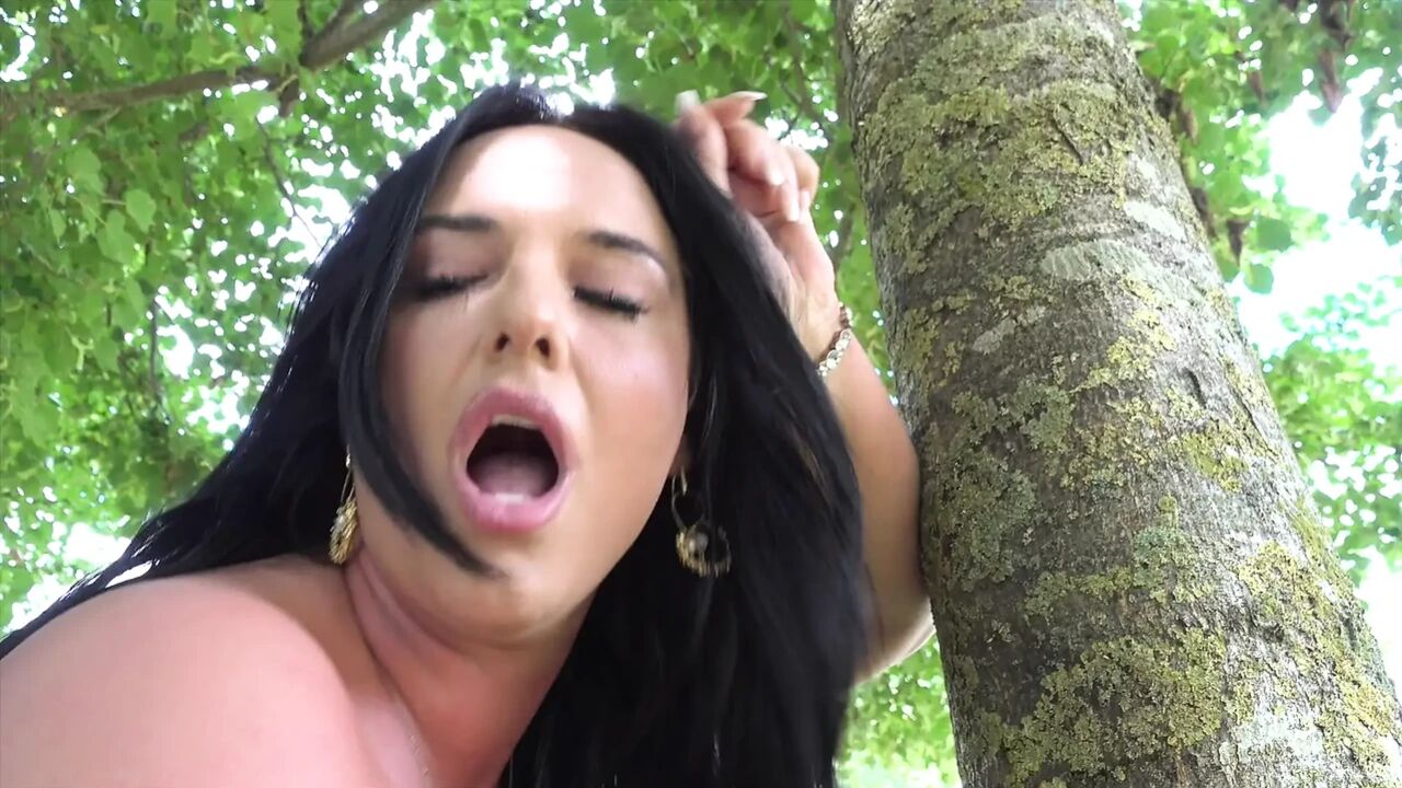 T-girl Bella Gold is showing off all her assets in open air