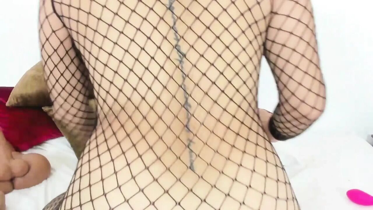 Mature woman puts her hand in her wet pussy while moaning like a bitch