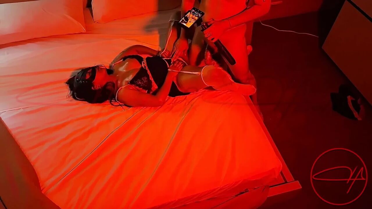 The influencer debuts with a well-endowed man, without a condom and covered in oil until he ejaculates inside her.