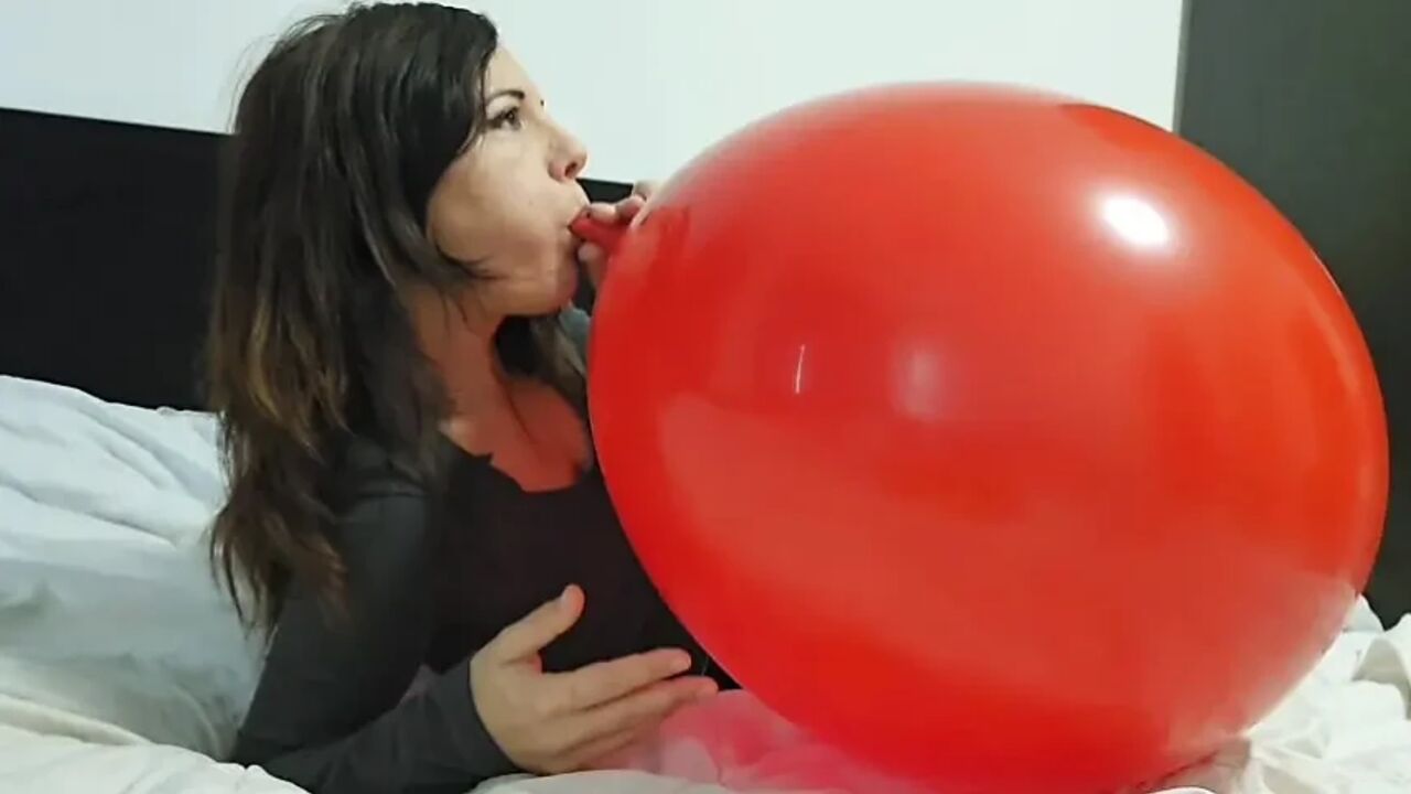 Humping a Mega Balloon Non Pop, Blowing
