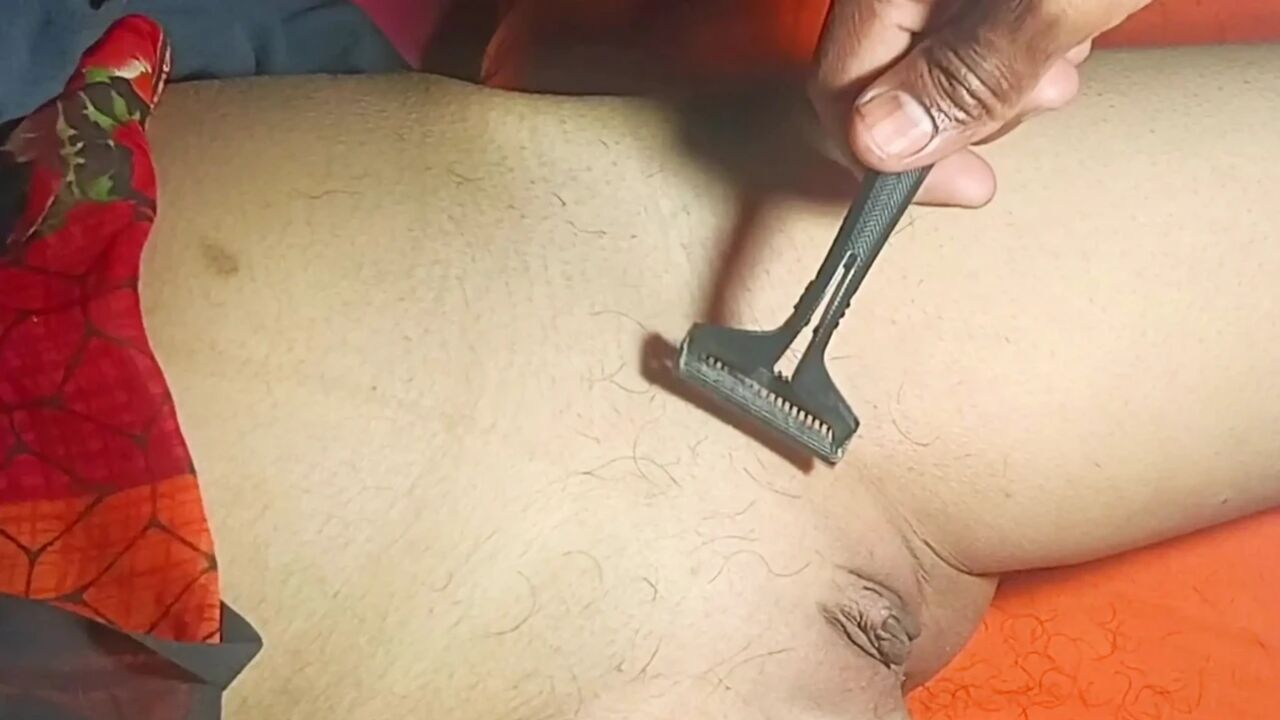 Indian Desi Zaara Bhabhi Want to Shaving Hairy Pussy So I try