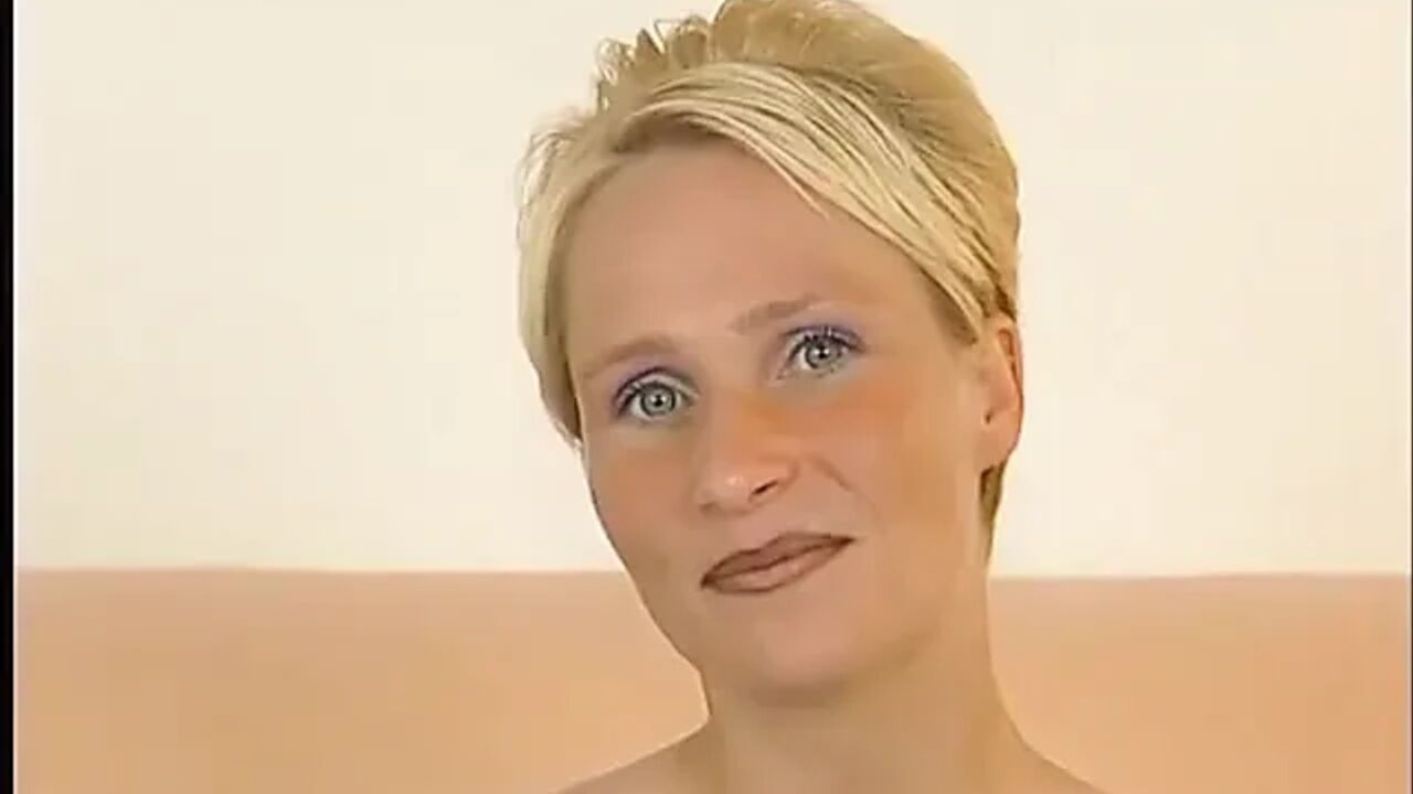 Blonde cutie dildoing her cunt in vintage solo video