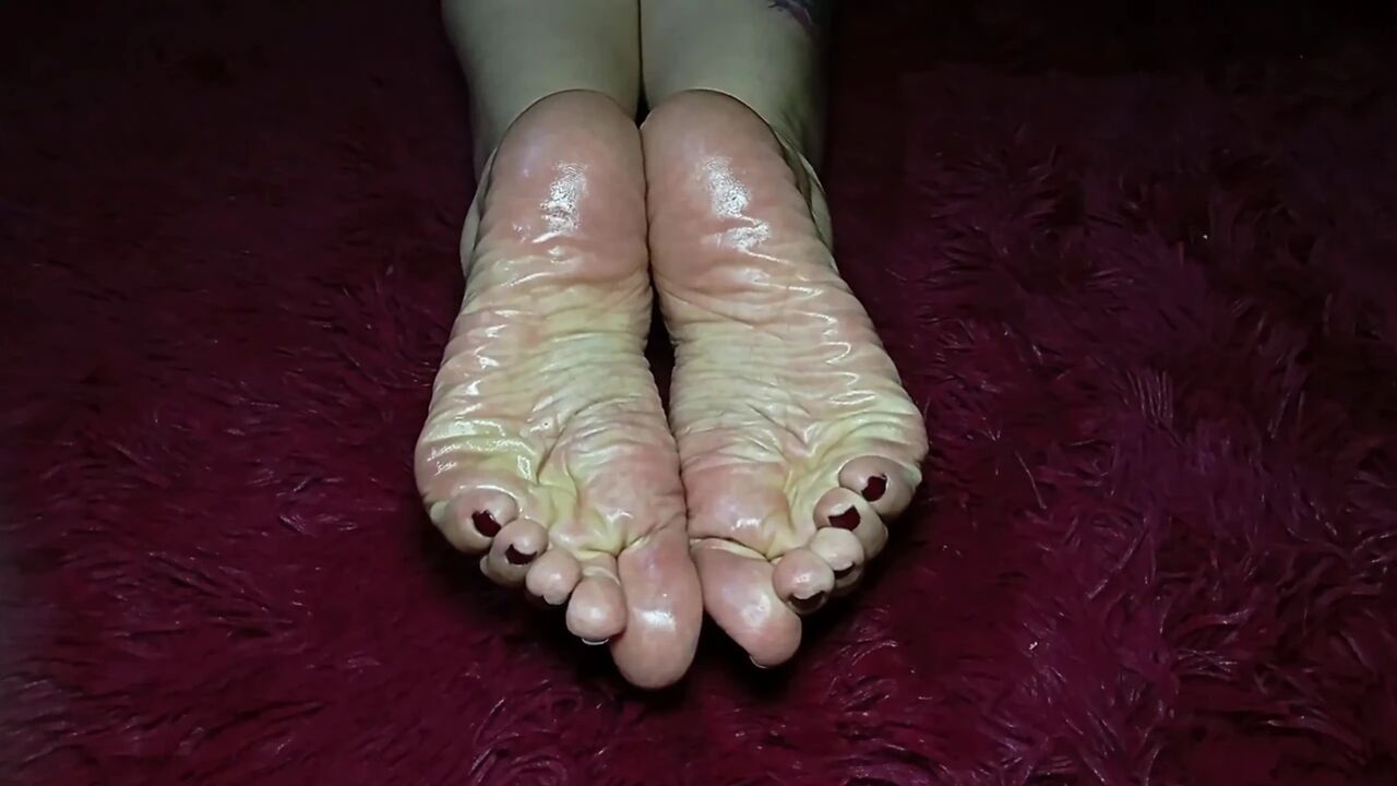 A Big Ass and Wrinkled Soles on the Feet of a Goddess