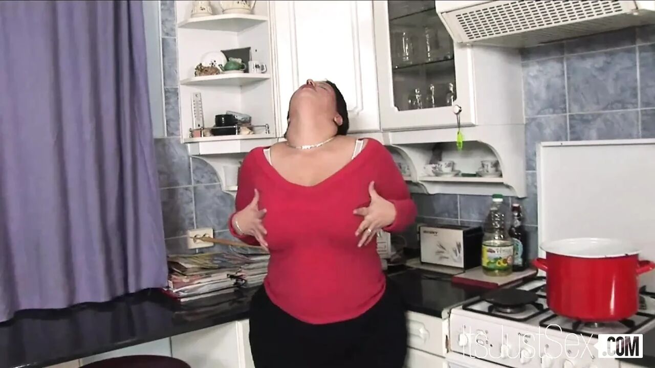BBW Lesbians Fatyme and Alma Eat Each Other Out in the Kitchen (Lesbian Heavy Hitters)