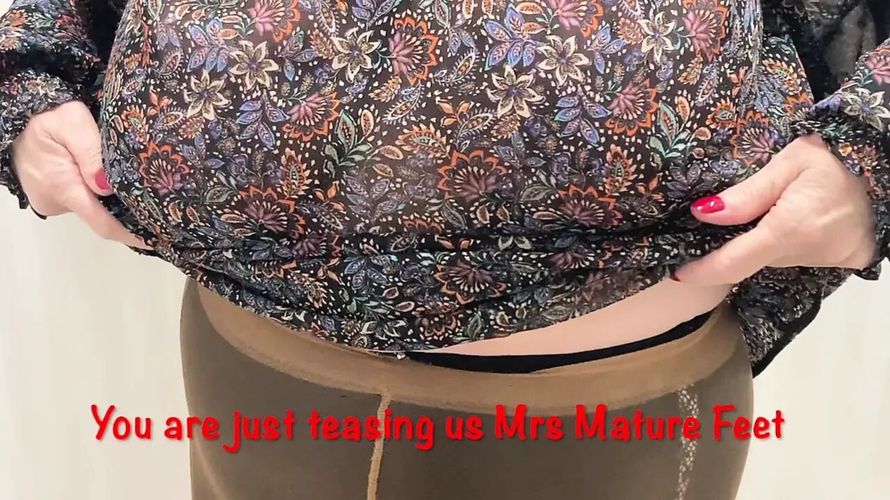 Mrs Mature Feet wearing old work Tights & Big panties