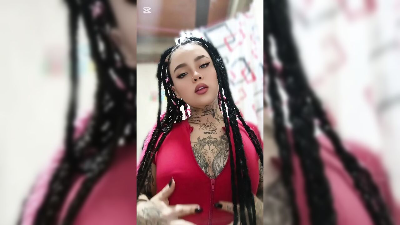 Caleña alone at home masturbates