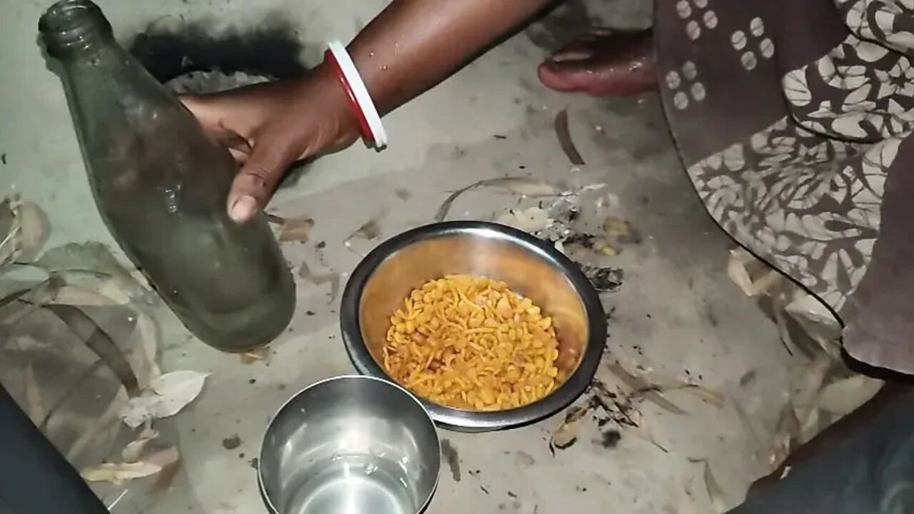Desi hot bhabhi ke sath Daru Piya