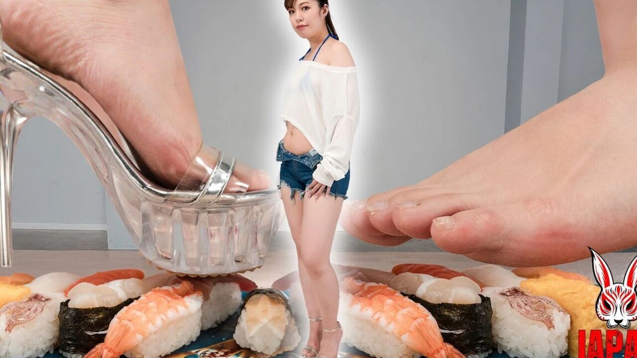 Food Crush Temptation: Akina’s Playful Delight Over Obento Treats