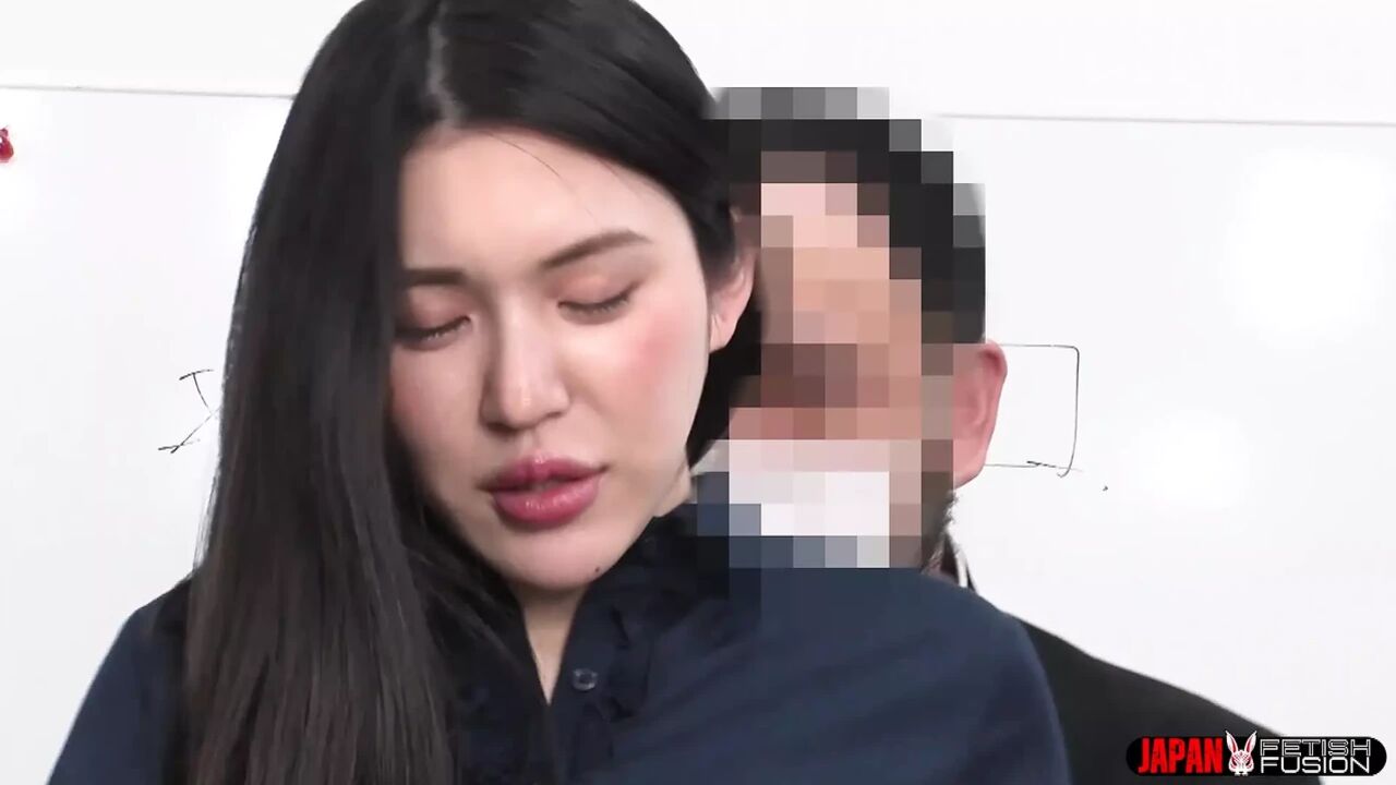 Aya Shiomi Reveals a Belly Button That Hasn't Been Cleaned in 25 Years!