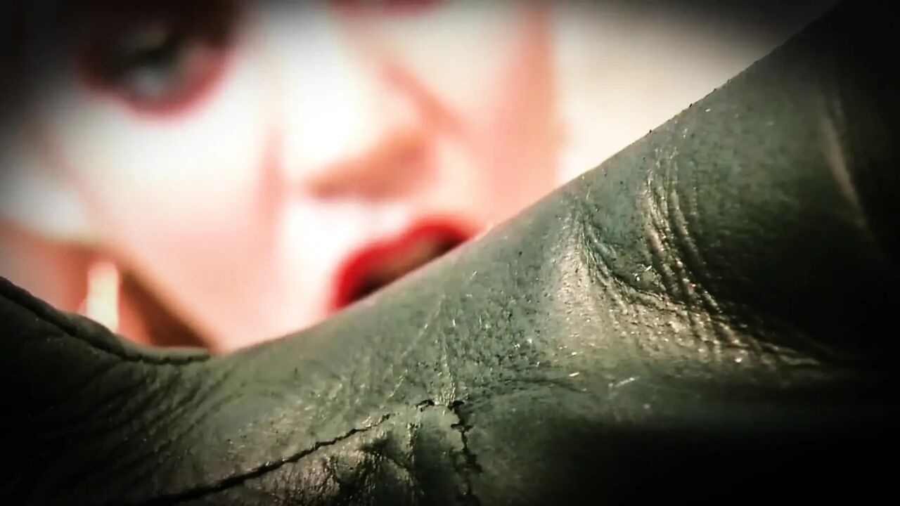 C!hoke on leather gloves