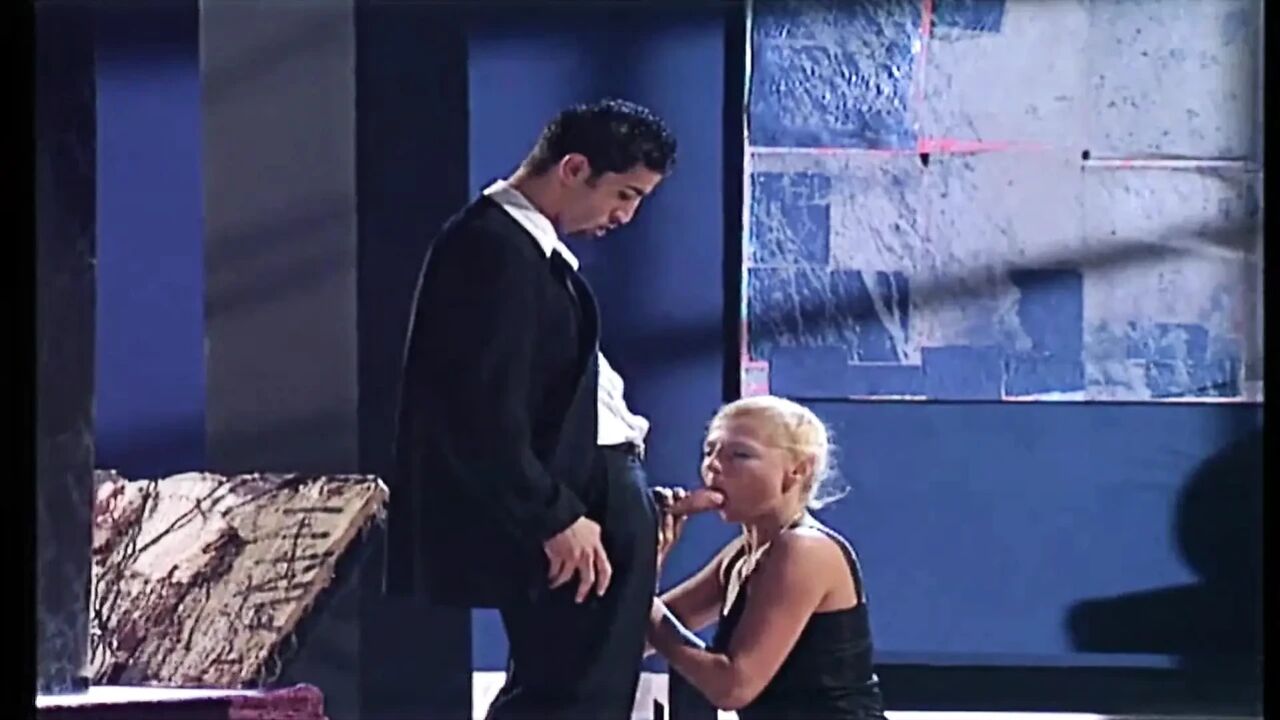 Manager fucks his secretary in the ass