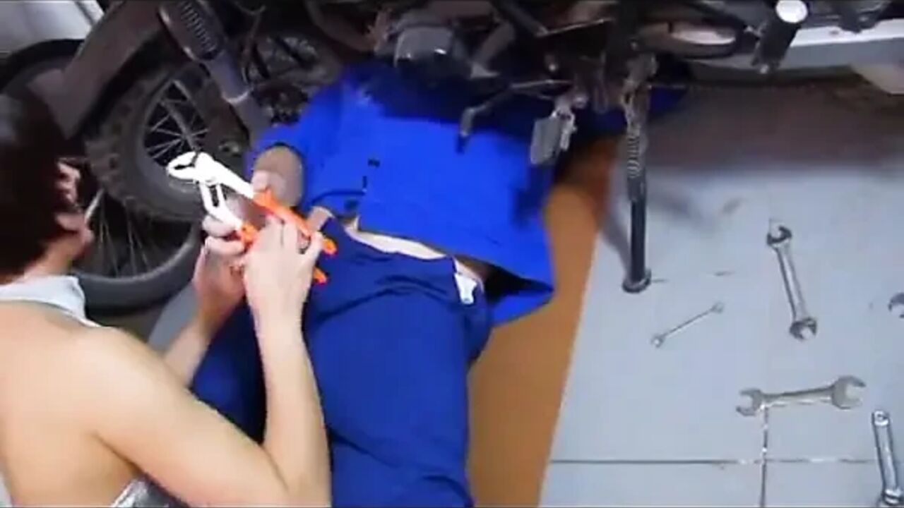 She gets her motorcycle repaired and pays with blowjob