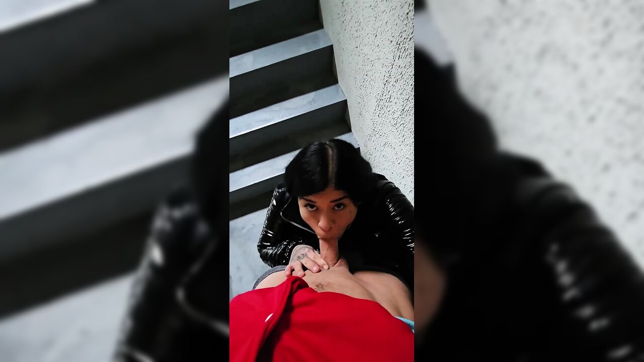 MILF Se Toma Mi Leche a Cambio De Ayuda