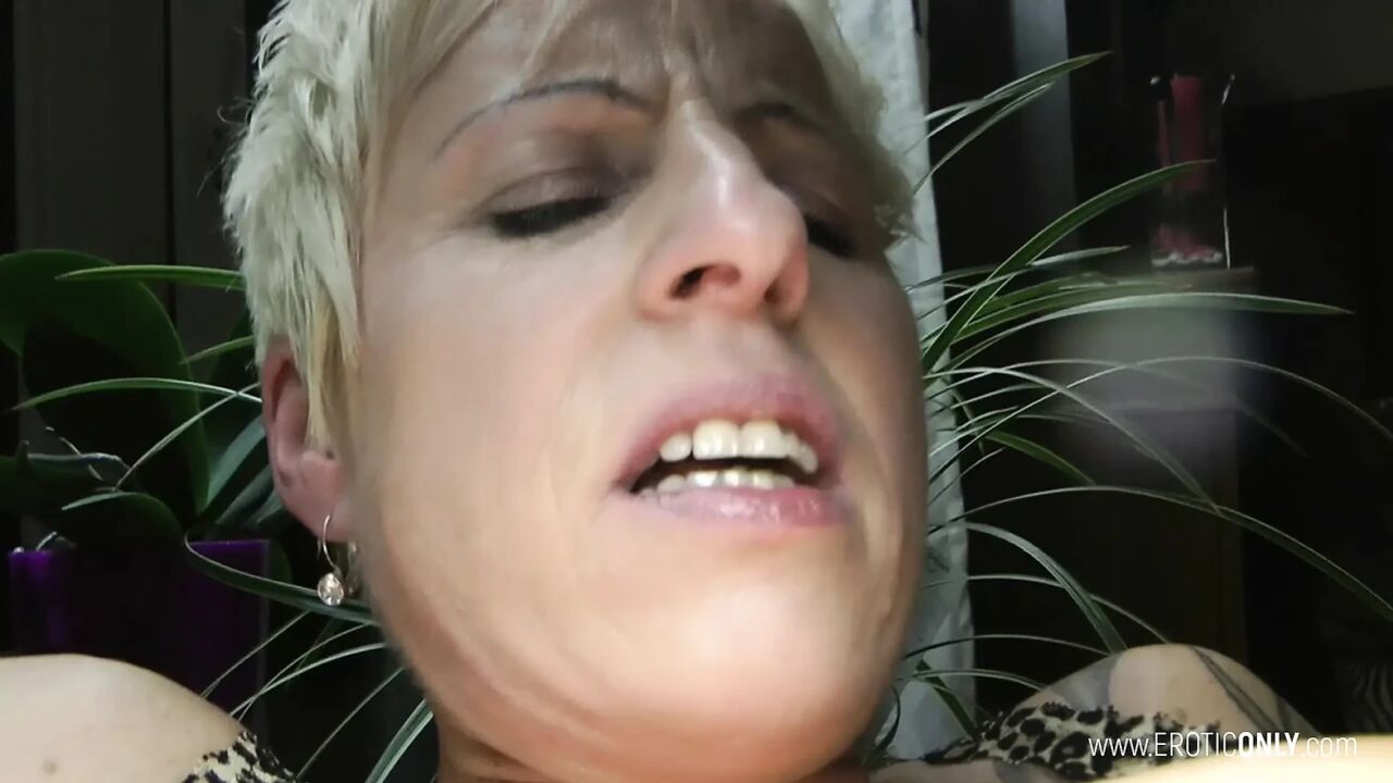 Blonde MILF Fuck and Fisting