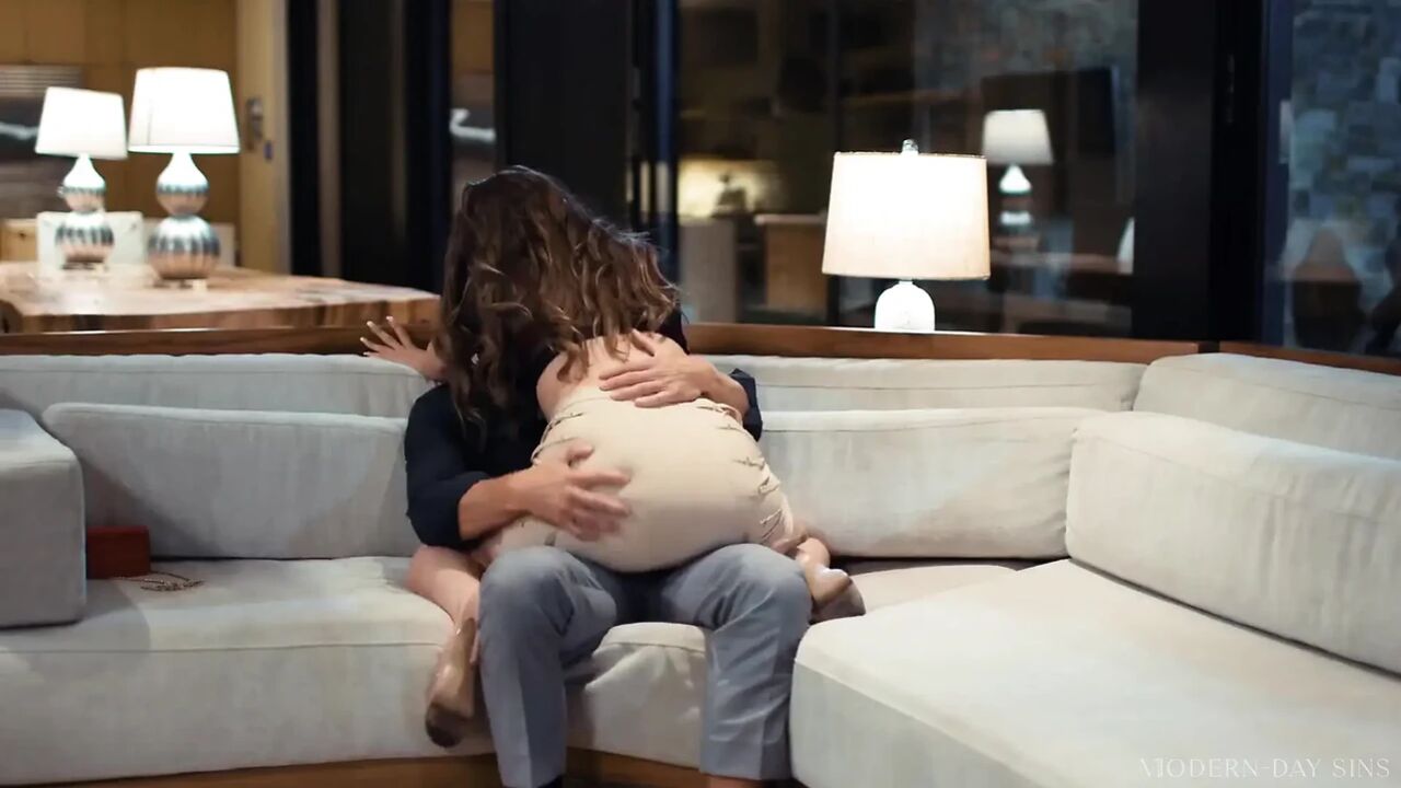 Modern-day Sins - Inexperienced Teen Rebel Lynn Begs Stepdad's Friend to Creampie Her Ass!