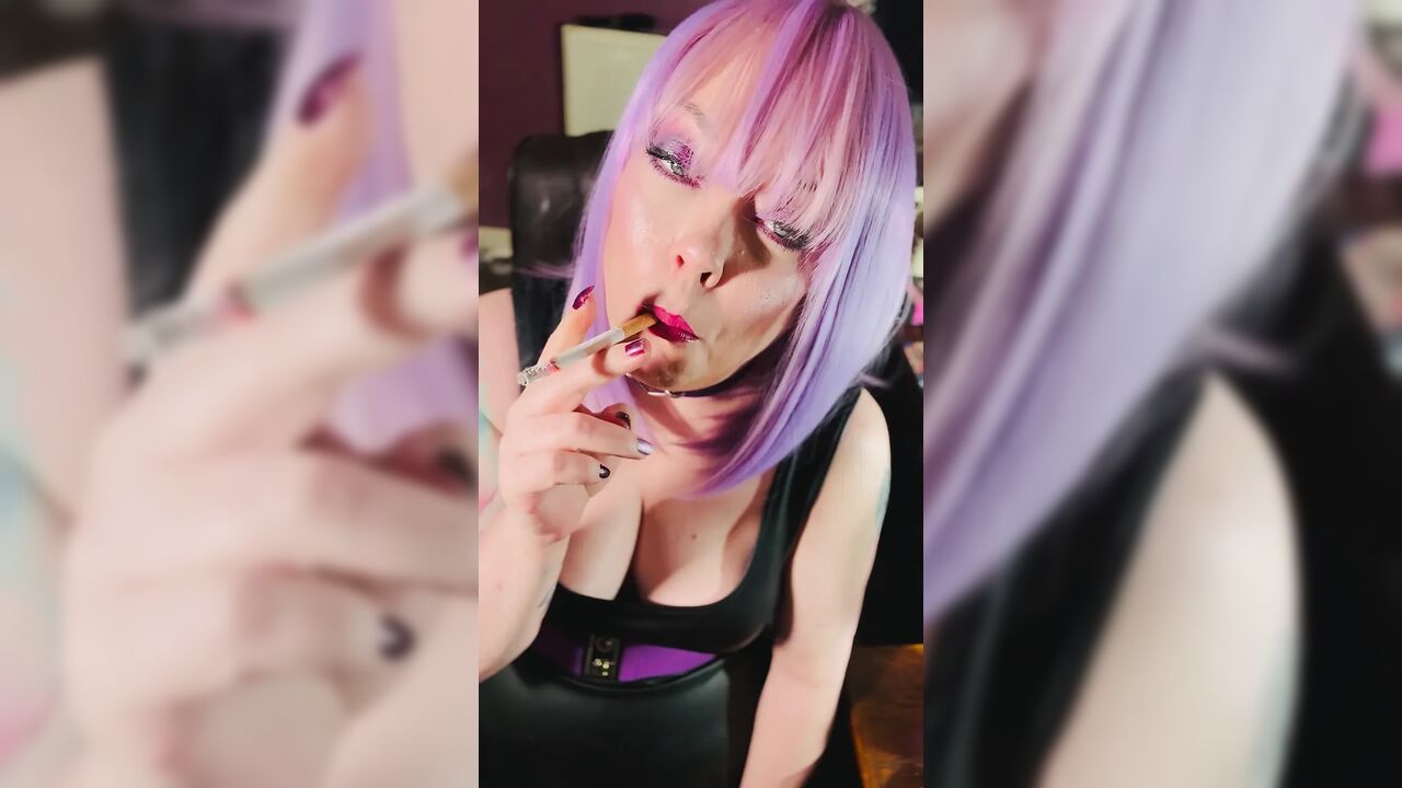 She's A Cutie Pie! The Gorgeous Stepmom Tina Snua Smoking A Quick Cigarette - Drifts Snap Inhales