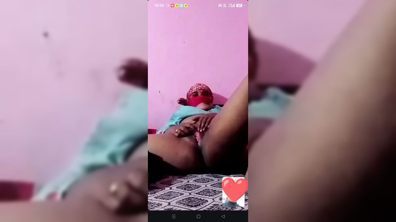 Boyfriend Se video call per baat kar rahi hai
