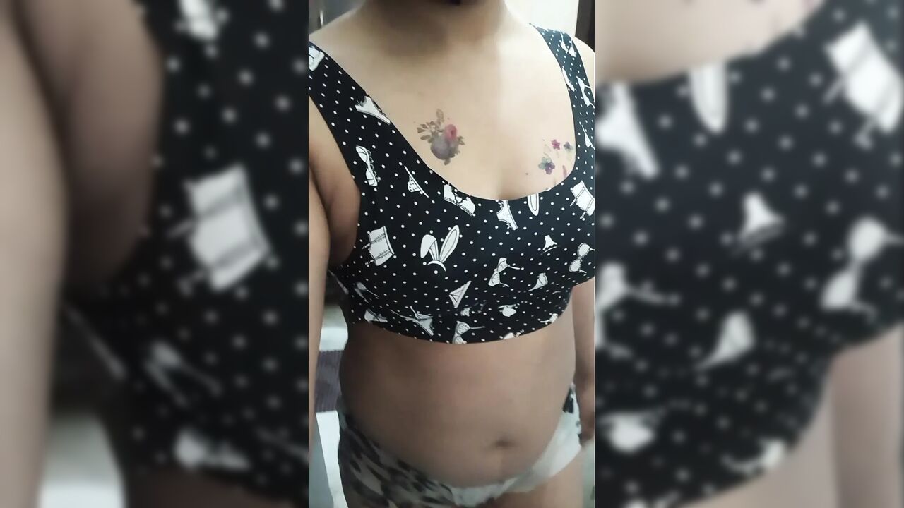 Indian Bhabhi ka Full Nude Bathing Video