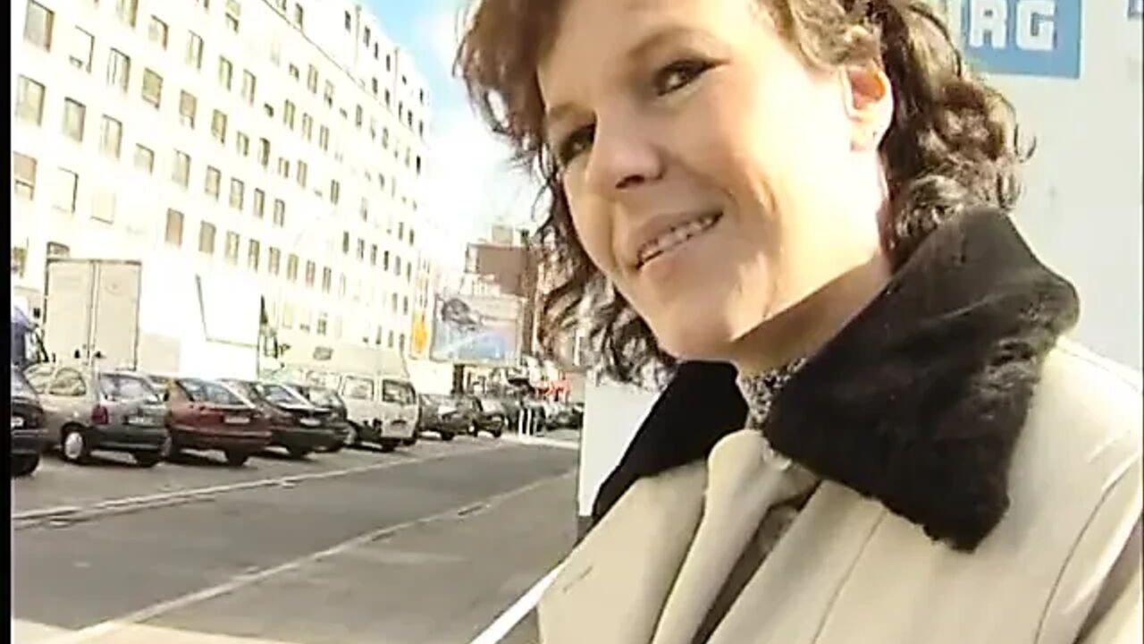 She gives him amazing blowjob on parking